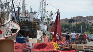 Krpanje ribarske mriže posao koji se sve manje viđa uz obalu Jadrana. Photo: Ivo Čagalj/PIXSELL Krpanje ribarske mriže posao koji se sve manje viđa uz obalu Jadrana. Photo: Ivo Čagalj/PIXSELL