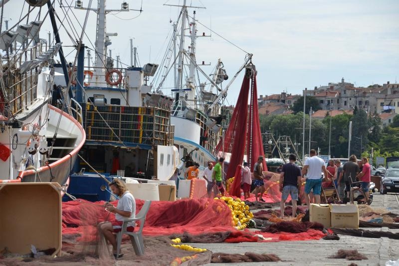 Krpanje ribarske mriže posao koji se sve manje viđa uz obalu Jadrana. Photo: Ivo Čagalj/PIXSELL Krpanje ribarske mriže posao koji se sve manje viđa uz obalu Jadrana. Photo: Ivo Čagalj/PIXSELL