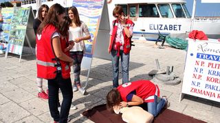 Nacionalna društva Crvenog križa diljem svijeta, potaknuta inicijativom Međunarodne federacije društava Crvenog križa i Crvenog polumjeseca (IFRC), obilježila su i ove godine Svjetski dan prve pomoći. Ovo je bila još jedna prilika da se ukaže na važnost p Nacionalna društva Crvenog križa diljem svijeta, potaknuta inicijativom Međunarodne federacije društava Crvenog križa i Crvenog polumjeseca (IFRC), obilježila su i ove godine Svjetski dan prve pomoći. Ovo je bila još jedna prilika da se ukaže na važnost p