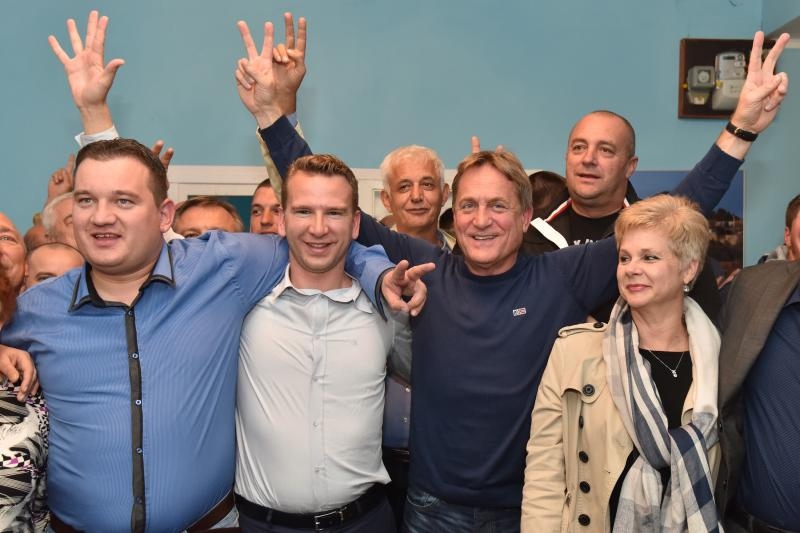 Praćenje izbornih rezultata u stožeru zadarskog HDZ-a, Foto: Dino Stanin/PIXSELL