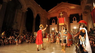 Split, 200812.
Tradicionalni “Dani Dioklecijana” koji se u Splitu uprilicuju zadnjih godina dozivljavaju svoju ekspanziju svake godine pa se tako i na vecerasnjoj manifestaciji zatvaranja natiskao prepun Peristil gdje se car Dioklecijan oprostio od svojih Split, 200812.
Tradicionalni “Dani Dioklecijana” koji se u Splitu uprilicuju zadnjih godina dozivljavaju svoju ekspanziju svake godine pa se tako i na vecerasnjoj manifestaciji zatvaranja natiskao prepun Peristil gdje se car Dioklecijan oprostio od svojih