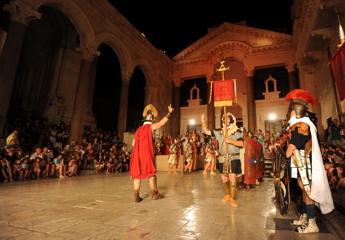 Split, 200812.
Tradicionalni “Dani Dioklecijana” koji se u Splitu uprilicuju zadnjih godina dozivljavaju svoju ekspanziju svake godine pa se tako i na vecerasnjoj manifestaciji zatvaranja natiskao prepun Peristil gdje se car Dioklecijan oprostio od svojih Split, 200812.
Tradicionalni “Dani Dioklecijana” koji se u Splitu uprilicuju zadnjih godina dozivljavaju svoju ekspanziju svake godine pa se tako i na vecerasnjoj manifestaciji zatvaranja natiskao prepun Peristil gdje se car Dioklecijan oprostio od svojih