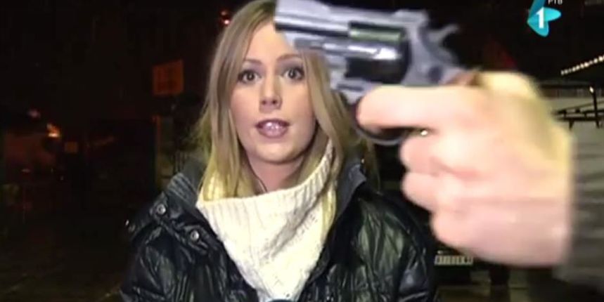 Novi Sad: Pištoljem prijetio TV novinarki u javljanju uživo, Foto: N1 Novi Sad: Pištoljem prijetio TV novinarki u javljanju uživo, Foto: N1