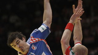 Bec, 300110.
Austrija je domacin EURO 2010 u rukometu od 19-31 01.10. U Becu se igraju utakmice poufinala i finala. Polufinale su izborile reprezentacije Islanda, Francuske, Poljske i Hrvatske.
Utakmica polufinala Hrvatska – Poljska.
Na slici: Denis Bunt Bec, 300110.
Austrija je domacin EURO 2010 u rukometu od 19-31 01.10. U Becu se igraju utakmice poufinala i finala. Polufinale su izborile reprezentacije Islanda, Francuske, Poljske i Hrvatske.
Utakmica polufinala Hrvatska – Poljska.
Na slici: Denis Bunt