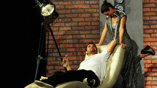 Zadar, 13.12.2012. snimio: Nenad Marčev
komedija
Miro Gavran
LUTKA,
redatelj: Mladena Gavran
igraju: Robert Kurbaša i Doris Pinčić
TEATAR GAVRAN
dramska pretplata
Velika dvorana HNK Zadar Zadar, 13.12.2012. snimio: Nenad Marčev
komedija
Miro Gavran
LUTKA,
redatelj: Mladena Gavran
igraju: Robert Kurbaša i Doris Pinčić
TEATAR GAVRAN
dramska pretplata
Velika dvorana HNK Zadar