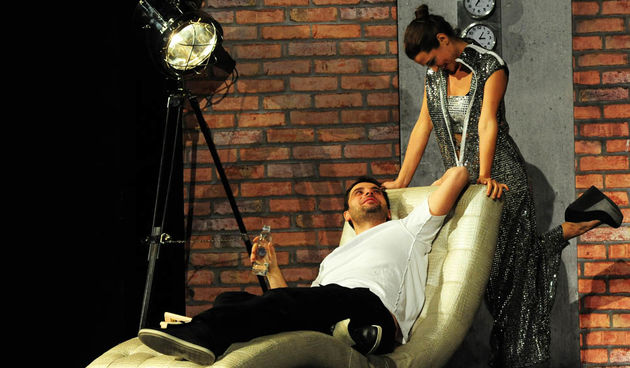 Zadar, 13.12.2012. snimio: Nenad Marčev 
komedija 
Miro Gavran 
LUTKA, 
redatelj: Mladena Gavran 
igraju: Robert Kurbaša i Doris Pinčić 
TEATAR GAVRAN 
dramska pretplata 
Velika dvorana HNK Zadar