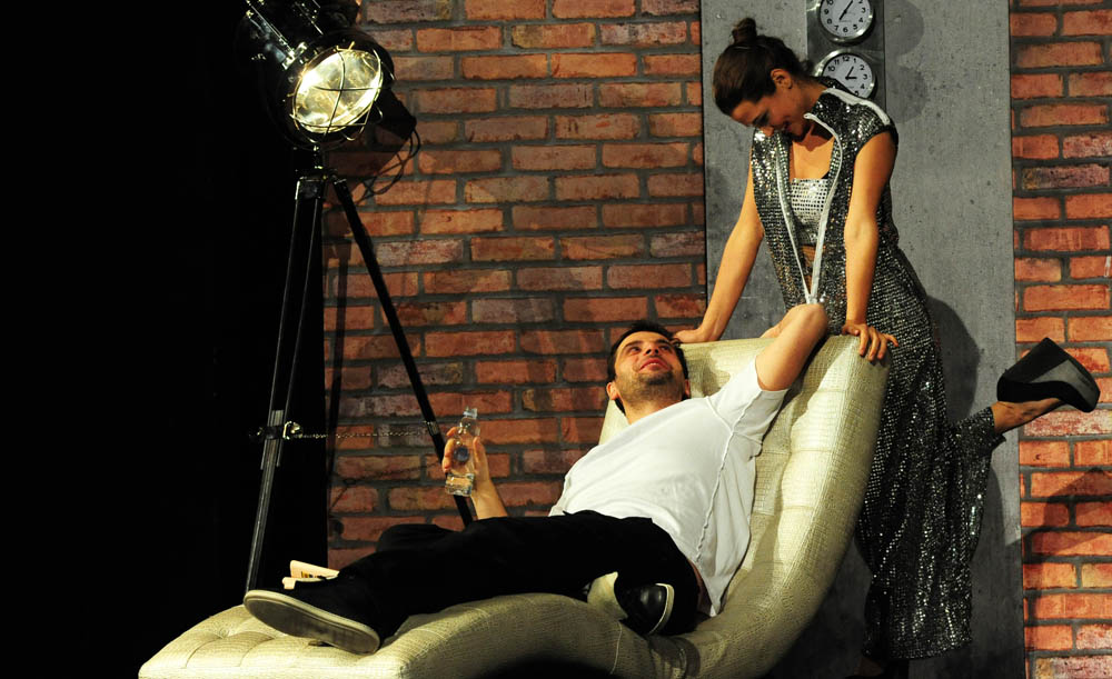 Zadar, 13.12.2012. snimio: Nenad Marčev
komedija
Miro Gavran
LUTKA,
redatelj: Mladena Gavran
igraju: Robert Kurbaša i Doris Pinčić
TEATAR GAVRAN
dramska pretplata
Velika dvorana HNK Zadar Zadar, 13.12.2012. snimio: Nenad Marčev
komedija
Miro Gavran
LUTKA,
redatelj: Mladena Gavran
igraju: Robert Kurbaša i Doris Pinčić
TEATAR GAVRAN
dramska pretplata
Velika dvorana HNK Zadar