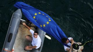 30.06.2013., Zadar – Povodom ulaska Republike Hrvatske u Europsku uniju mladic i djevojka skocili su s Maslenickog mosta sa zastavom Europske unije, dok je mladi Britanac skocio sa hrvatskom zastavom. Photo: Filip Brala/PIXSELL Autor  Filip Brala/PIXSEL