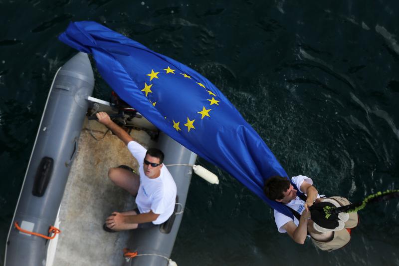 30.06.2013., Zadar – Povodom ulaska Republike Hrvatske u Europsku uniju mladic i djevojka skocili su s Maslenickog mosta sa zastavom Europske unije, dok je mladi Britanac skocio sa hrvatskom zastavom. Photo: Filip Brala/PIXSELL Autor  Filip Brala/PIXSEL