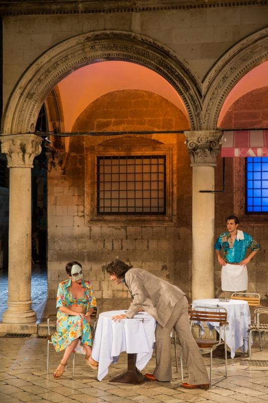 Kostimirana proba predstave Kafetarija prema djelu La bottega del caffe, jednoj od najuspješnijih komedija talijanskog komediografa Carla Goldonija