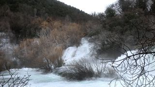 Vjetar raznoseći vodenu pjenu i sitne kapljice stvara poseban ugođaj u NP Krka