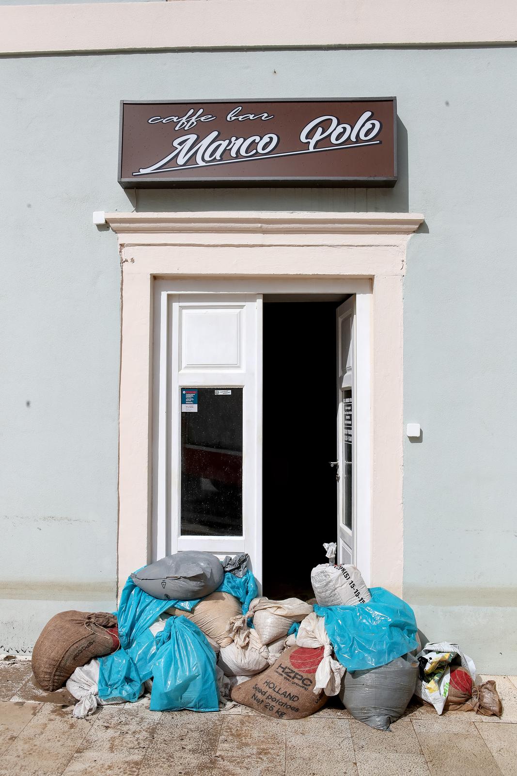 Obrovac: Poplava se polako povlači, stanovnici spašavaju stvari iz domova