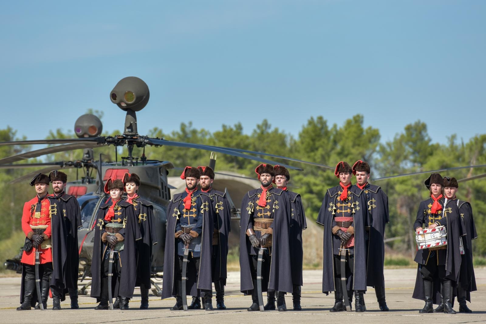 Svečanost povodom završetka obuke pilota na helikopterima OH-58D Kiowa Warrior Svečanost povodom završetka obuke pilota na helikopterima OH-58D Kiowa Warrior