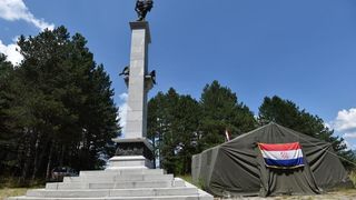 Ugljan: Kod spomenika borcima palim u NOB-u HASP podigao šator