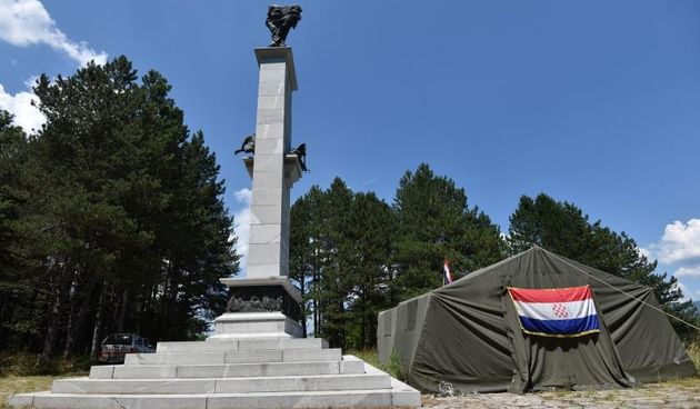 Ugljan: Kod spomenika borcima palim u NOB-u HASP podigao šator