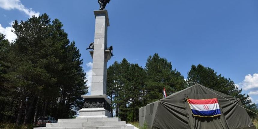 Ugljan: Kod spomenika borcima palim u NOB-u HASP podigao šator