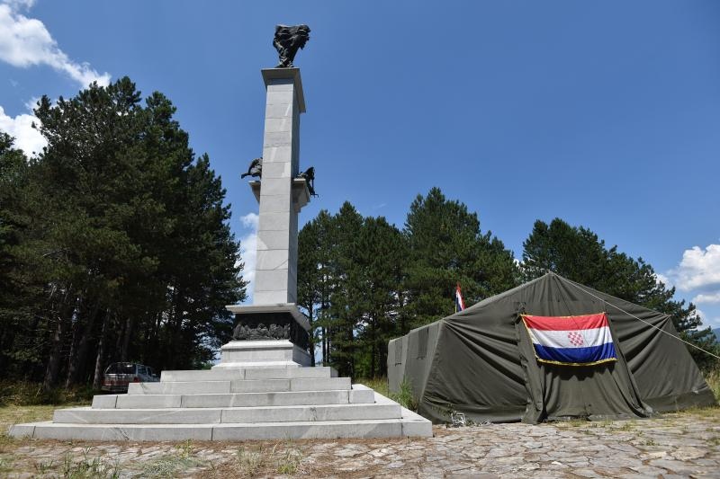 Ugljan: Kod spomenika borcima palim u NOB-u HASP podigao šator