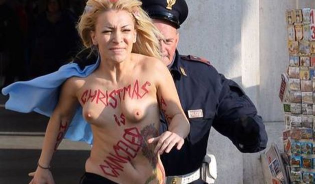 Aktivistica Femena iz vatikanskih jaslica “otela” malog Isusa, foto: www.independent.co.uk