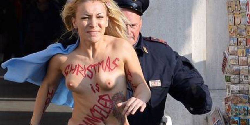 Aktivistica Femena iz vatikanskih jaslica “otela” malog Isusa, foto: www.independent.co.uk Aktivistica Femena iz vatikanskih jaslica “otela” malog Isusa, foto: www.independent.co.uk