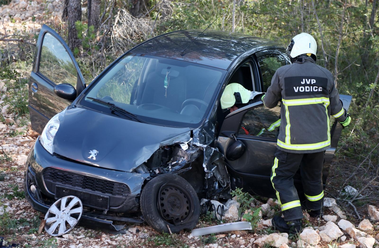 Dvoje ozlijeđenih u sudaru dva automobila na vodičkoj obilaznici, intervenirali i vatrogasci Dvoje ozlijeđenih u sudaru dva automobila na vodičkoj obilaznici, intervenirali i vatrogasci