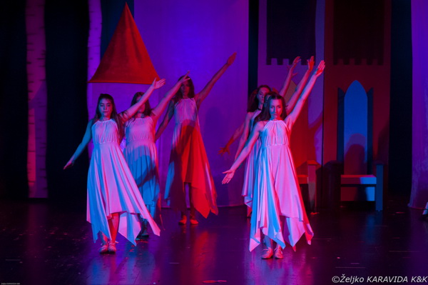 HNK Zadar: Bajka.hr Plesne udruge Gesta, Foto: Željko Karavida HNK Zadar: Bajka.hr Plesne udruge Gesta, Foto: Željko Karavida