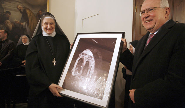 U sklopu obiljezavanja blagdana Sv. Stosije , mucenice, nebeske zastitnice i naslovnice zadarske katedrale,gradonacelnik Zadra Zvonimir Vrancic sa suradnicima je posjetio glavaricu benediktinskog samostana Svete Marije Casnu Majku Anastaziju Cizmin i sest
