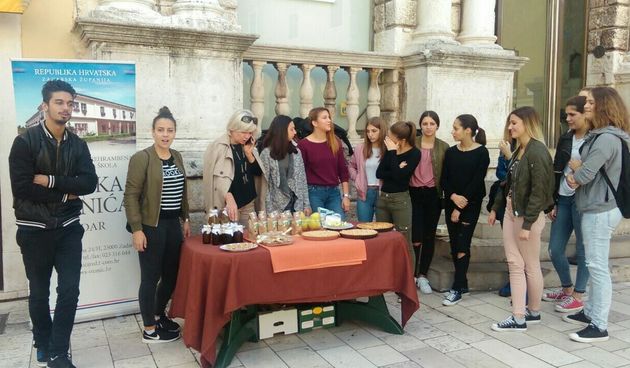 Učenici i profesori PPV Stanka Ožanića promovirali jabuku na Narodnom trgu