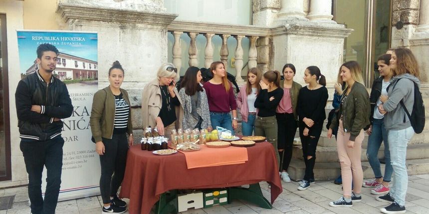 Učenici i profesori PPV Stanka Ožanića promovirali jabuku na Narodnom trgu