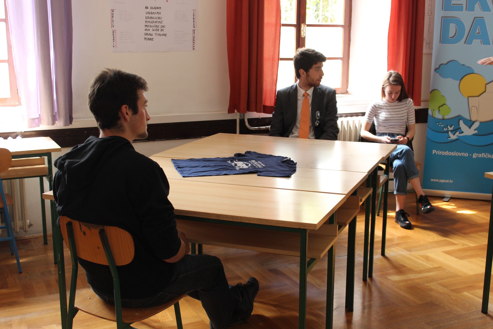 U ponedjeljak u popodnevnim satima, u Prirodoslovno grafičkoj školi održan je eko-kviz znanja – Eko potjera, napravljen po uzoru na popularni kviz na HTV-u U ponedjeljak u popodnevnim satima, u Prirodoslovno grafičkoj školi održan je eko-kviz znanja – Eko potjera, napravljen po uzoru na popularni kviz na HTV-u