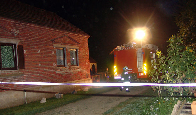 U mjestu Kalinovac nedaleko Djurdjevca sin (34) u kasnim vecernjim satima na smrt je izudarao majku (68) glavom joj udarajuci u zid. N slici:Policijski ocevid ubojstva u Kalinovcu. Foto: Darko Imbrisa / Cropix / Podravski list