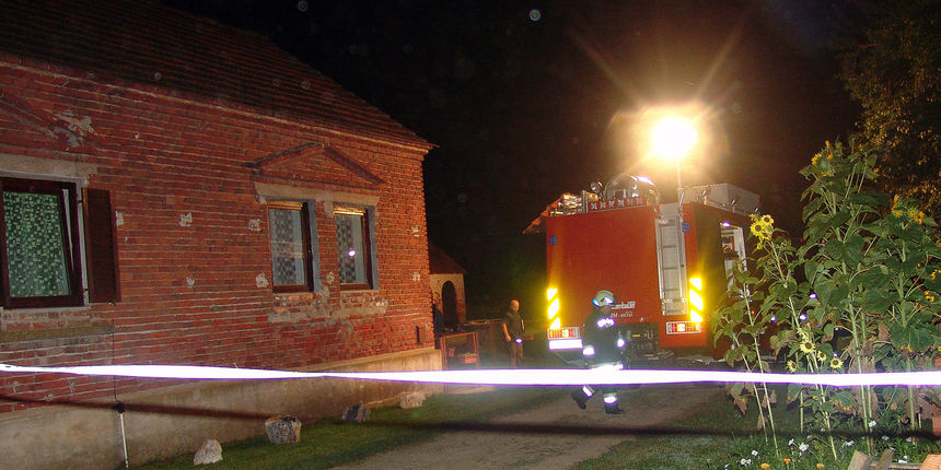 U mjestu Kalinovac nedaleko Djurdjevca sin (34) u kasnim vecernjim satima na smrt je izudarao majku (68) glavom joj udarajuci u zid. N slici:Policijski ocevid ubojstva u Kalinovcu. Foto: Darko Imbrisa / Cropix / Podravski list U mjestu Kalinovac nedaleko Djurdjevca sin (34) u kasnim vecernjim satima na smrt je izudarao majku (68) glavom joj udarajuci u zid. N slici:Policijski ocevid ubojstva u Kalinovcu. Foto: Darko Imbrisa / Cropix / Podravski list