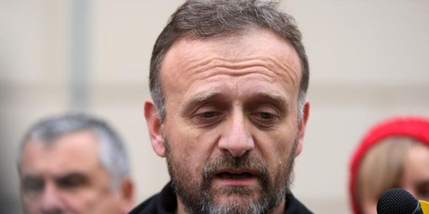 Nakon konferencije za medije inicijative Ne damo nase ceste, Ustavnom sudu je predan Zahtjev za donosenje rjesenja o odredivanju privremene mjere kojom se Vladi RH i Ministarstvu pomorstva, prometa i infrastrukture zabranjuje poduzimanje daljnih koraka u