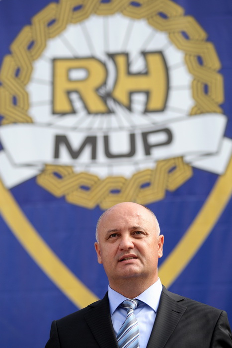 Zadar, 280912.
U sjedistu Policijske uprave zadarske u Centru Franko Lisica u Zadru, odrzala se svecana proslava Dana policije. Uz govor novog nacelnika PU zadarske Nevena Paskalina odrzana je i pokazna vjezba zadarskih specijalaca.
Na fotografiji: Neven Zadar, 280912.
U sjedistu Policijske uprave zadarske u Centru Franko Lisica u Zadru, odrzala se svecana proslava Dana policije. Uz govor novog nacelnika PU zadarske Nevena Paskalina odrzana je i pokazna vjezba zadarskih specijalaca.
Na fotografiji: Neven