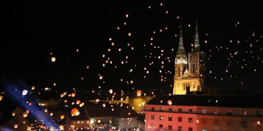 Na tržnici Dolac održan je peti performans Kapulica & Lampioni. Foto: PIXSELL Na tržnici Dolac održan je peti performans Kapulica & Lampioni. Foto: PIXSELL