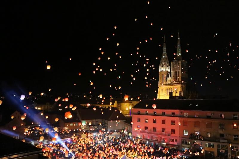 Na tržnici Dolac održan je peti performans Kapulica & Lampioni.  Foto: PIXSELL