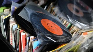 Miljana Jovičić proizvodi torbice od starih gramofonskih ploča