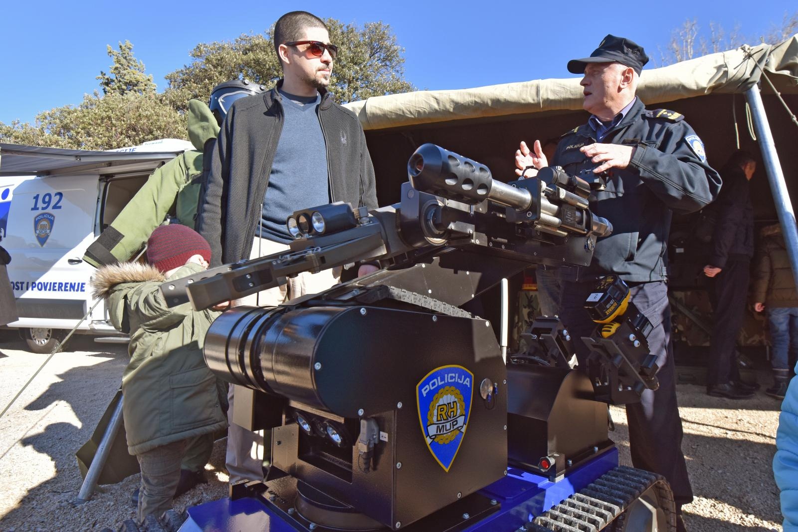Otvorena izložba vojne opreme, oružja i vozila na zadarskoj rivi