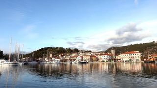 Skradin romantičan mediteranski grad na desnoj obali rijeke Krke Skradin romantičan mediteranski grad na desnoj obali rijeke Krke