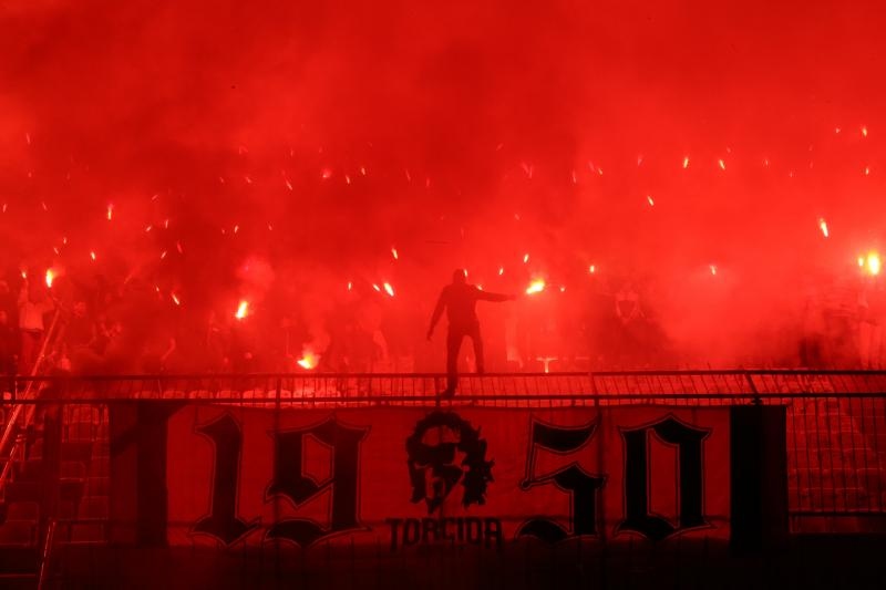 Torcida se uz svijeće, bengalke i molitvu dostojanstveno oprostila od svog kolege Žana Ojdanića na sjevernoj tribini Poljuda. Foto: Ivo Čagalj/PIXSELL Torcida se uz svijeće, bengalke i molitvu dostojanstveno oprostila od svog kolege Žana Ojdanića na sjevernoj tribini Poljuda. Foto: Ivo Čagalj/PIXSELL