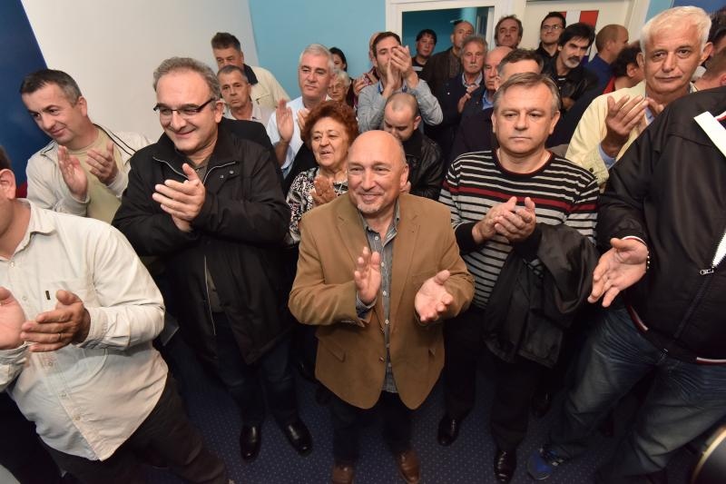 Zadar – Bozidar Kalmeta u stranackim prostorijama HDZ-a pratio rezultate izbora. Photo: Dino Stanin/PIXSELL