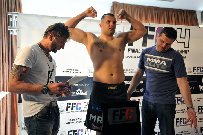 Zadar, 090513.
Sluzbeno vaganje sudionika za borilacki spektakl FFC 04 koji se sutra odrzava u dvorani na Visnjiku.
Na slici: Mladen Brestovac.
Foto: Luka Gerlanc / CROPIX Zadar, 090513.
Sluzbeno vaganje sudionika za borilacki spektakl FFC 04 koji se sutra odrzava u dvorani na Visnjiku.
Na slici: Mladen Brestovac.
Foto: Luka Gerlanc / CROPIX