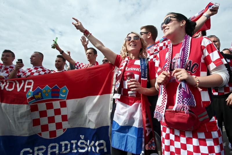 Euro 2016: Hrvatski navijači napravili fenomenalnu atmosferu u Parizu. Photo: Sanjin Strukić/PIXSELL Euro 2016: Hrvatski navijači napravili fenomenalnu atmosferu u Parizu. Photo: Sanjin Strukić/PIXSELL