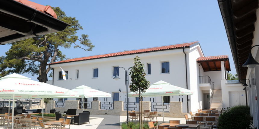 Zadar, 190511
Omladinski hostel na Boriku potpuno je obnovljen, a svake godine privlaci sve vise mladih gostiju iz svih zemalja Europe, osobito Velike Britanije.
Foto: Andrija Lucic / cropix Zadar, 190511
Omladinski hostel na Boriku potpuno je obnovljen, a svake godine privlaci sve vise mladih gostiju iz svih zemalja Europe, osobito Velike Britanije.
Foto: Andrija Lucic / cropix