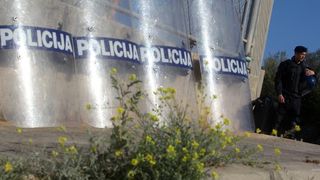 Radnicima škvera Nauta Lamjana interventna policija PU Zadarske onemogućila je pokušaj ulaska u škver u kojem se odvija stečajni postupak. Photo: Filip Brala/PIXSELL Radnicima škvera Nauta Lamjana interventna policija PU Zadarske onemogućila je pokušaj ulaska u škver u kojem se odvija stečajni postupak. Photo: Filip Brala/PIXSELL