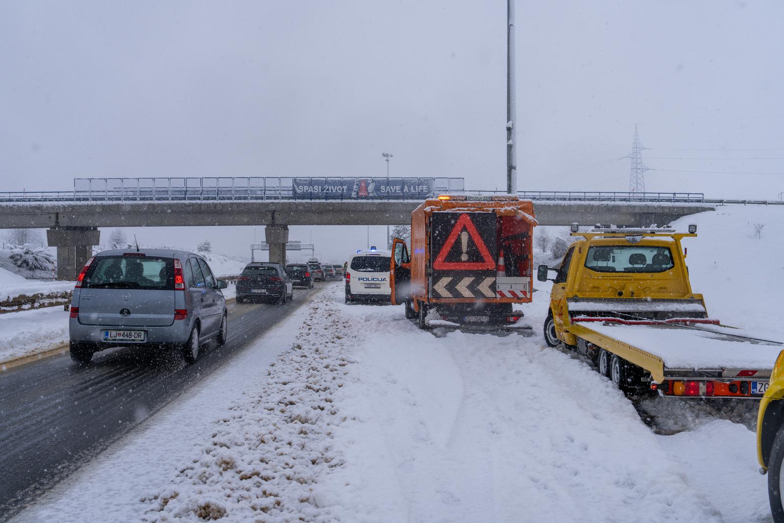 Lančani sudar autobusa i pet automobila kod Gospića