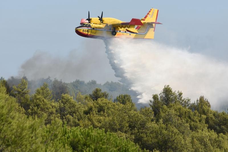 Kanaderi i air tractori gasili požar u blizini dikljanskih kuća i vikendica Kanaderi i air tractori gasili požar u blizini dikljanskih kuća i vikendica