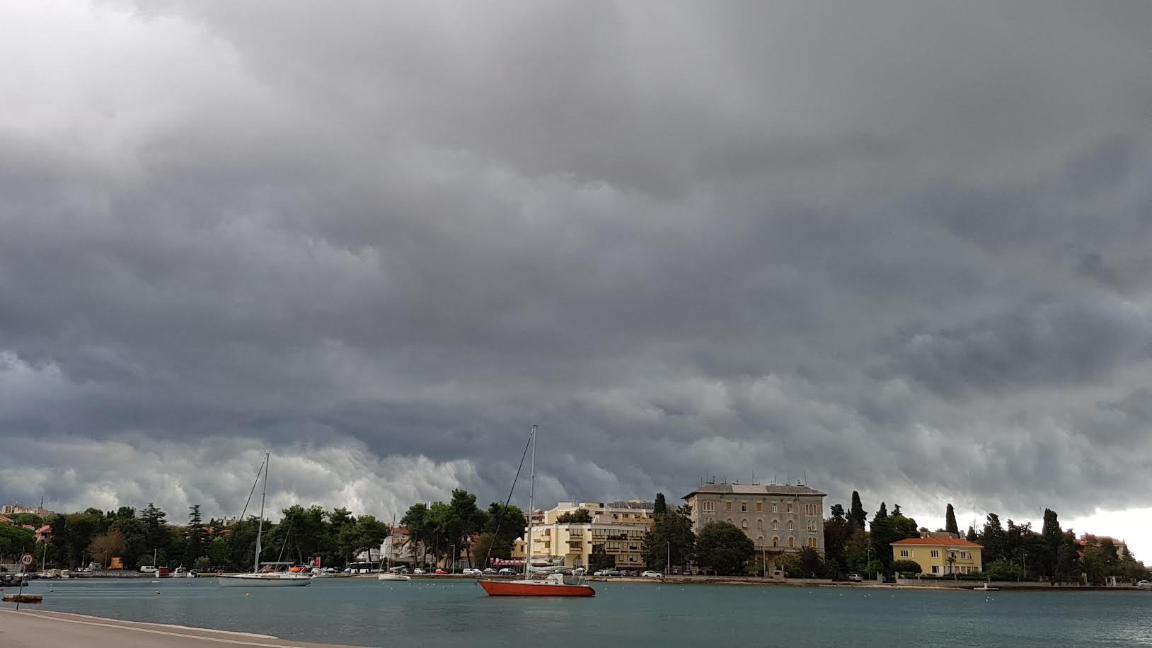 Ciklona Branka donijela crne i prijeteće oblake nad Zadar. Foto: Mladen Malik Ciklona Branka donijela crne i prijeteće oblake nad Zadar. Foto: Mladen Malik