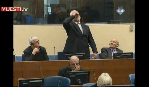 Praljak nakon izricanja presude viknuo da nije ratni zločinac i popio otrov? (thumbnail)