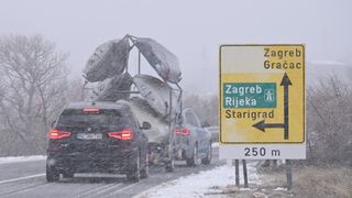 Snijeg i bura: Kolona vozila zaustavljena između Obrovca i Zatona obrovačkog