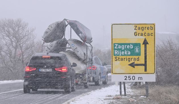 Snijeg i bura: Kolona vozila zaustavljena između Obrovca i Zatona obrovačkog